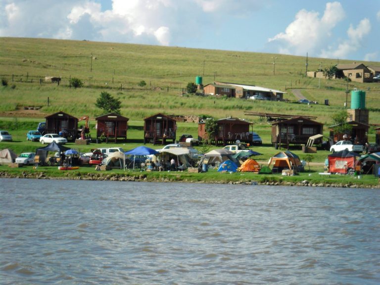 Visvang Verblyf in Witbank Maanlig Oord Witbank Chalets 768x576
